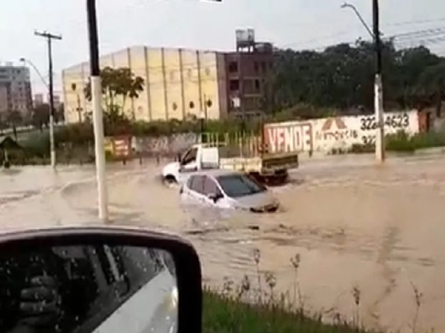 Carro fica boiando ao enfrentar alagamento na rotatria da Havan