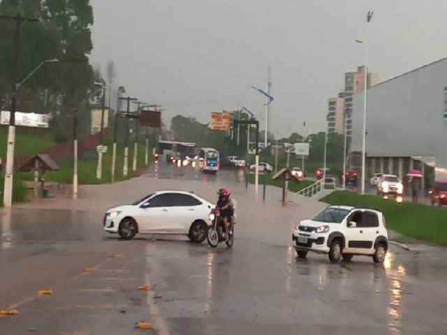 Chuva forte provoca pontos de alagamentos em Rio Branco nesta quarta-feira