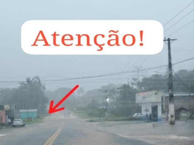 Forte chuva causa estragos  em residncias e abre cratera na Avenida Japiim em Mncio Lima