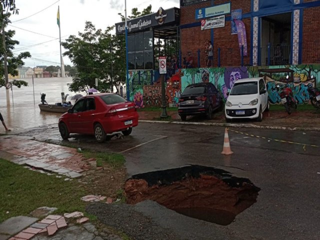 Defesa Civil alerta para riscos de crateras e deslizamentos de terra aps vazante do Rio Acre