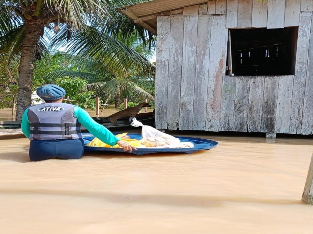 Vereadora usa tampa de caixa dgua para entregar comida para alagados e imagens viralizam