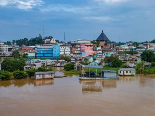 Rio Juru comea a baixar em Cruzeiro do Sul