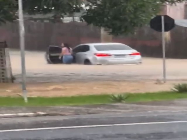 Chuva deixa centro de Cruzeiro do Sul alagado; veculos so arrastados pela gua