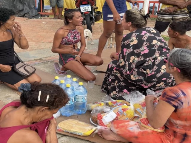 Empresria e sua me oferecem lanches aos moradores de rua em Cruzeiro do Sul