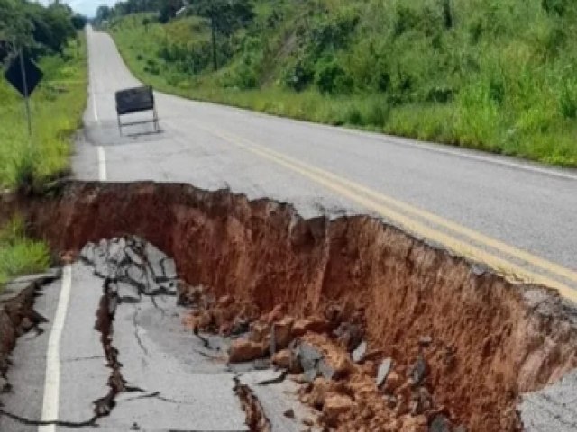 Cratera em trecho na BR-364 prximo a Tarauac, deve ser concludo amanh, diz DNIT