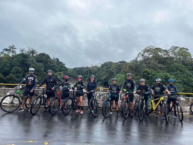 Pedalando na floresta: companheirismo no ciclismo do Vale do Juru contribui para a superao de desafios pessoais.