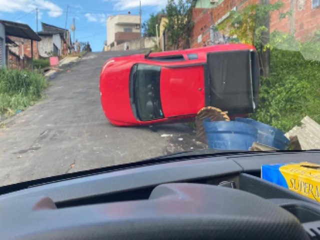 Carro no consegue subir ladeira e capota em Cruzeiro do Sul