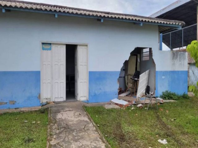 Vizinho d r com automvel e destri parede do Centro Diagnstico em Cruzeiro do Sul