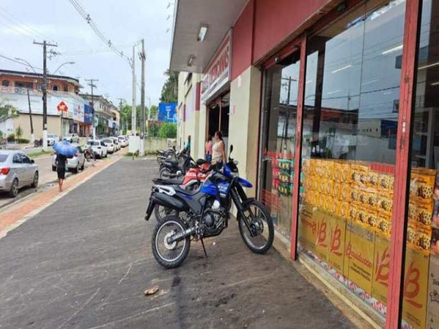 Criminosos assaltam loja no centro de Cruzeiro do Sul e levam celulares