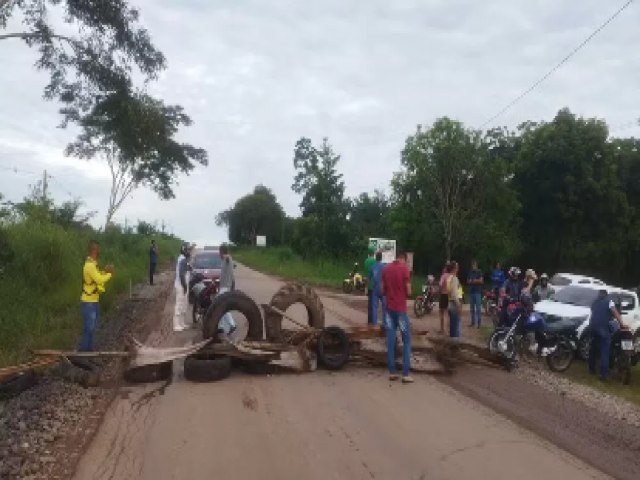 Motoristas de aplicativo fecham BR 364 para pedir melhoria; DNIT negocia e libera passagem