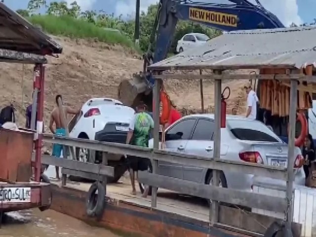 Carro fica preso em balsa de madeira durante travessia entre Cruzeiro do Sul e Rodrigues Alves.