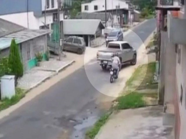 Motociclista vai parar de baixo de caminhonete aps ultrapassagem indevida em Cruzeiro do Sul