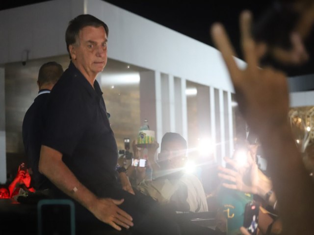 Bolsonaro sai de aeroporto em cima de carro e acompanhado por multido no Acre; 