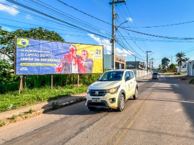 Outdoor de Bolsonaro  manchado com tinta: deve ter sido algum abortista, diz moradora