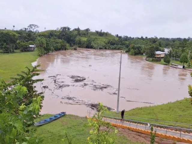 Rio Tarauac volta a transbordar e atinge casas no municpio do Jordo