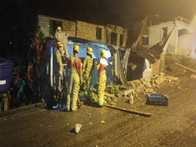 Casa de trs andares desaba em Cruzeiro do Sul durante a noite sem deixar feridos.