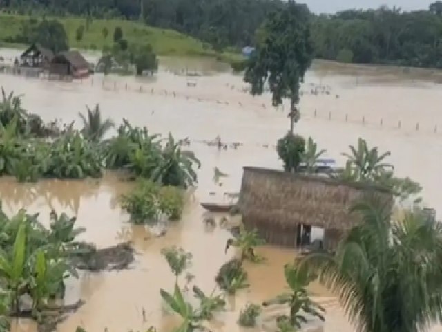 Rio Gregrio enche e alcana terra indgena dos Yawanaws