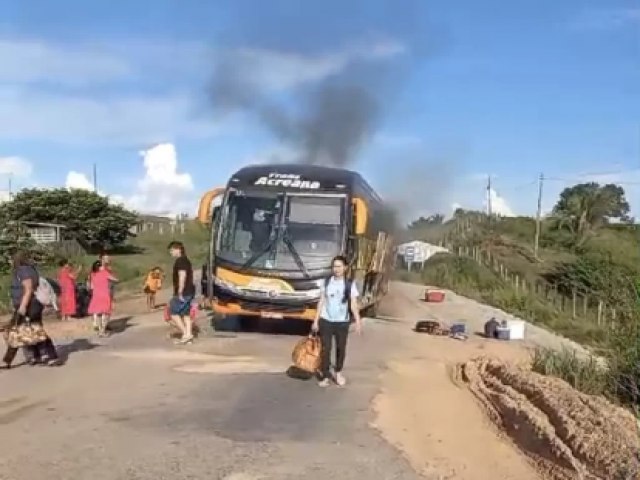 nibus que faz viagens entre Cruzeiro do Sul e Rio Branco apresenta princpio de incndio. Bombeiro  acionado