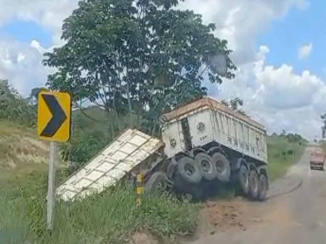 Caminho tomba na BR-364 em trecho prximo ao municpio de Feij; veja o vdeo