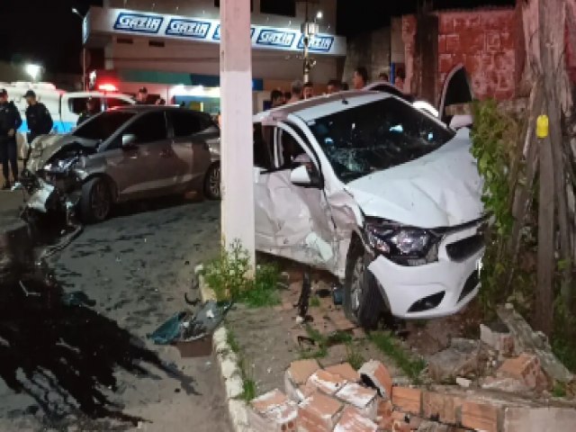 Grave acidente envolvendo dois veculos deixa quatro pessoas feridas em Rio Branco