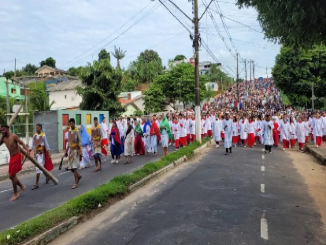 Em Cruzeiro do Sul, mais de 5 mil pessoas celebram a f na via sacra da sexta-feira santa