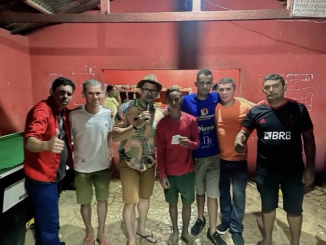 Tradicional festa do pau de sebo com premiao de mil reais rene centenas de pessoas no bairro Guarani