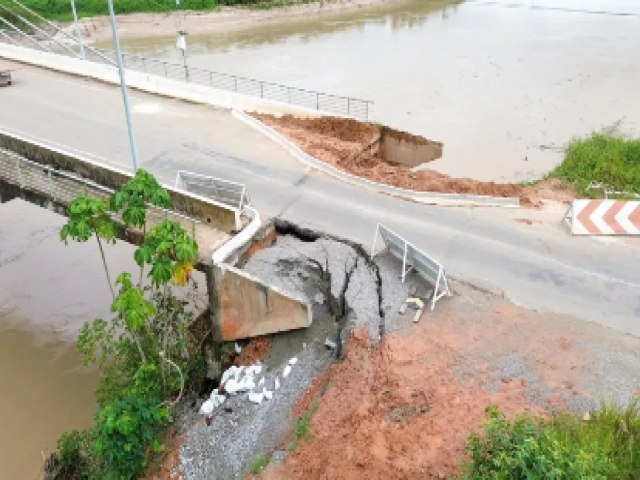 Imagens mostram cratera na cabeceira de ponte sobre o Rio Tarauac, na BR-364