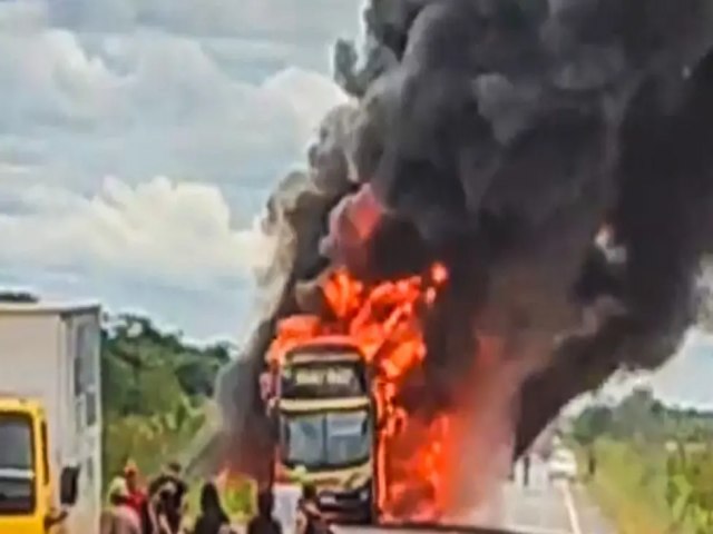 nibus interestadual pega fogo na BR-364 aps partir de Rio Branco com destino a Porto Velho