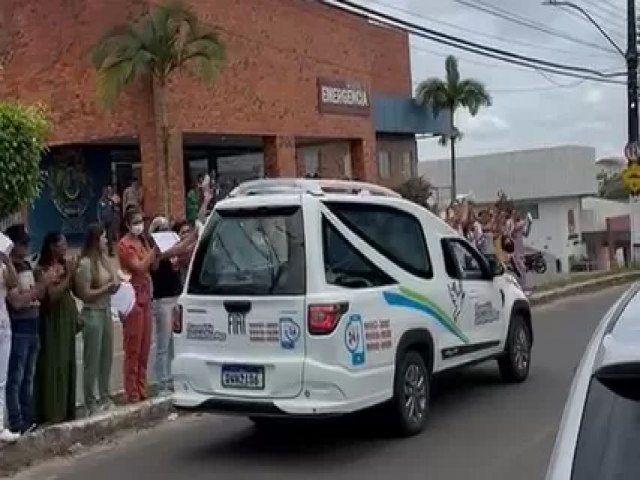 VDEO: Em Cruzeiro do Sul, servidores da maternidade prestam ltima homenagem a colega que morreu em acidente de trnsito