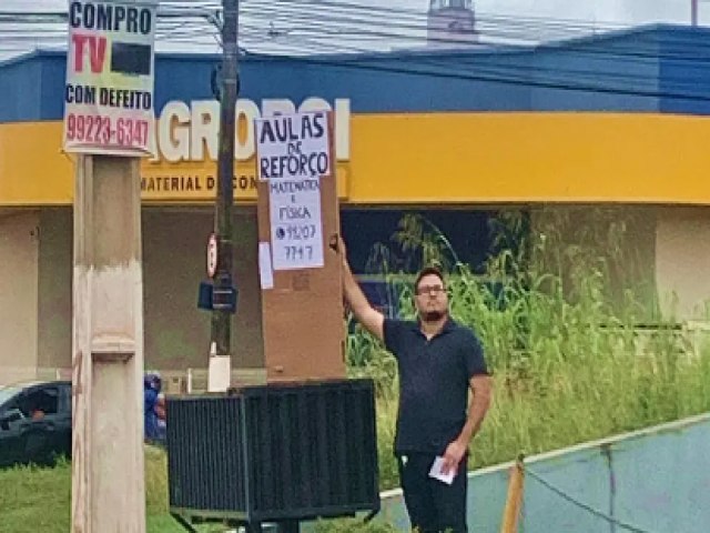 Para pagar as contas, professor do Acre divulga aulas particulares em semforo