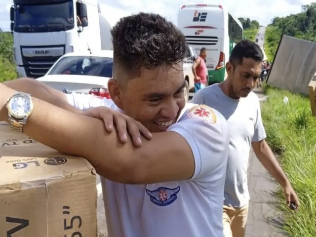 Motorista abandona ambulncia para saquear carga de caminho tombado