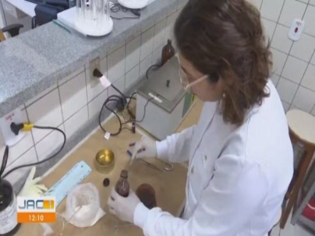 Pomada para cicatrizar feridas em ces e gatos  criada com produtos naturais na Ufac