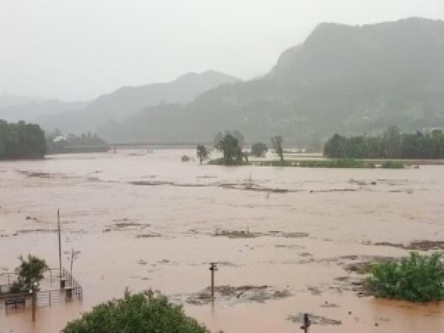 Chuvas rompem barragem no Rio Grande do Sul; 24 mortos e 10 mil desabrigados