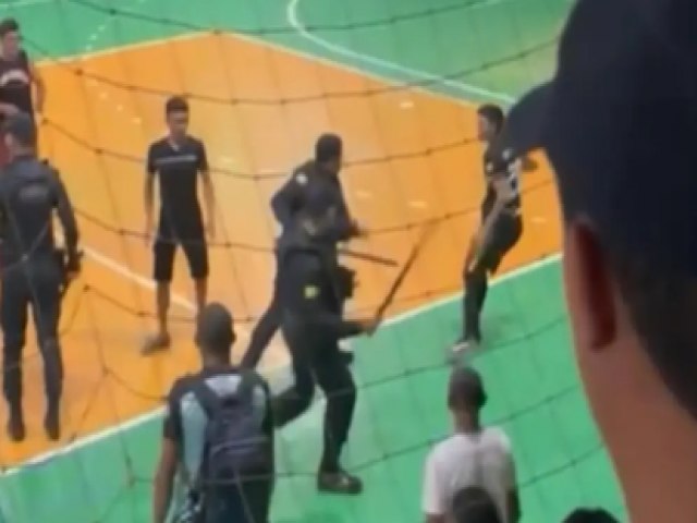 Jogadores entram em confronto com a polcia aps partida de Futsal em Tarauac