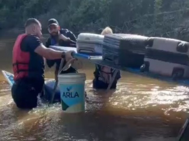  Em Mncio Lima, equipe da Defensoria Pblica e juza passam por susto no rio azul aps embarcao afundar