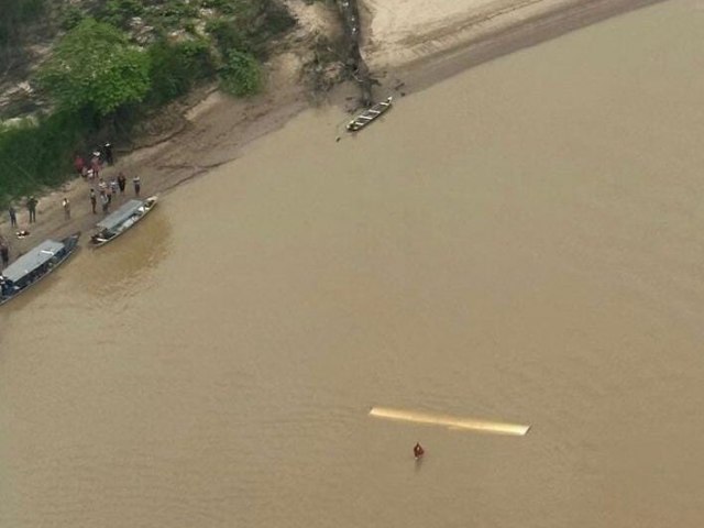 URGENTE: avio cai dentro de rio no interior do Acre e bombeiros so acionados