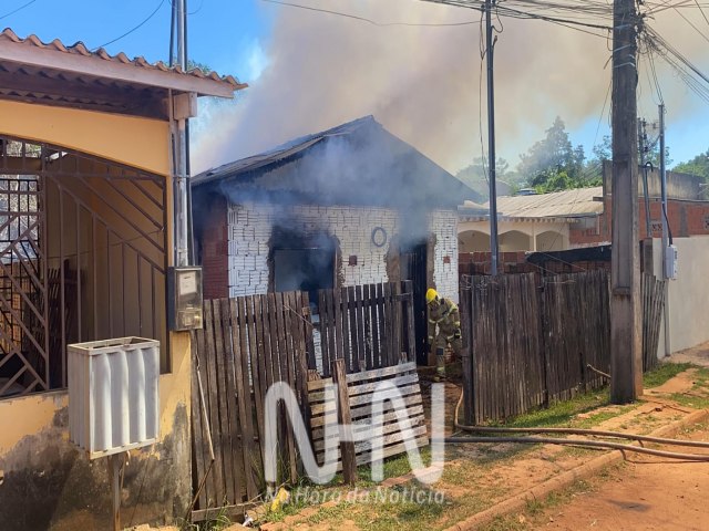 Incndio destri residncia no AC e famlia consegue tirar apenas os filhos; famlia pede ajuda