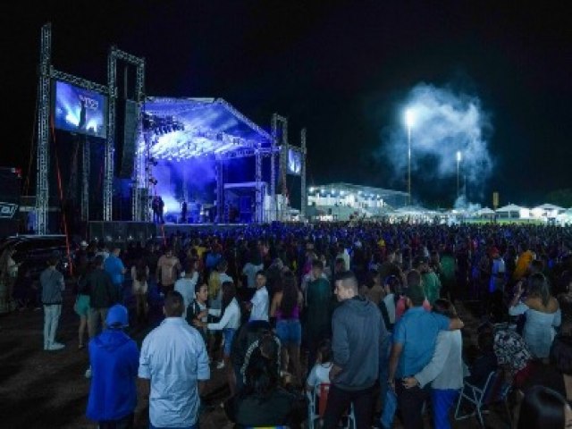 Show do cantor Vitor Fernandes Marca a ltima noite da Expo Mncio Lima 2024