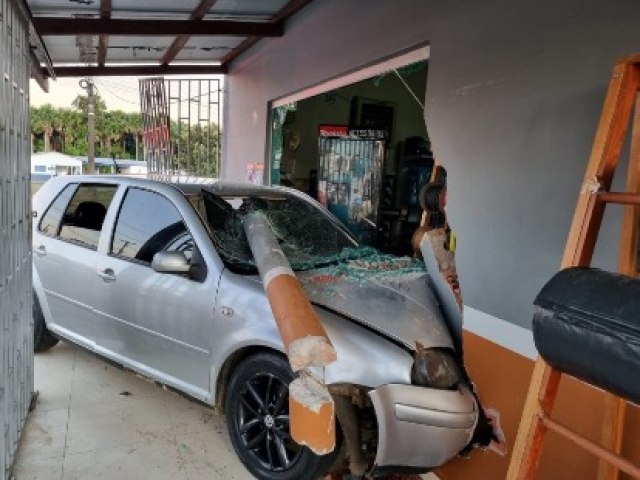 Carro Invade Loja de Material de Construo em Cruzeiro do Sul