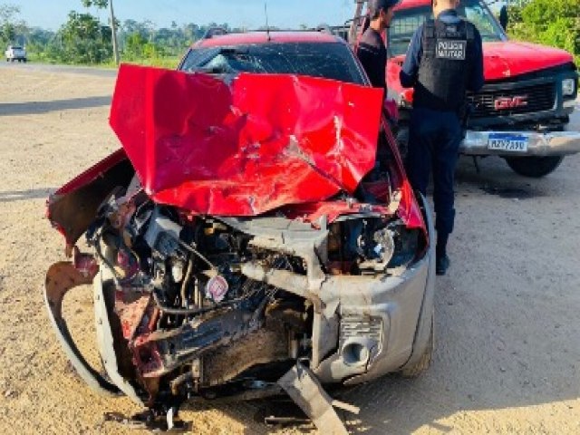 Coliso entre carros deixa 5 pessoas feridas na BR-364