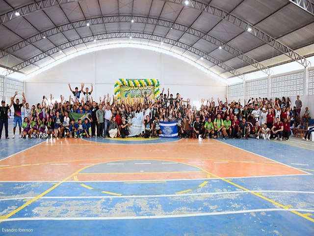 Arquibancadas lotadas no Ginsio do Complexo Poliesportivo Toto marca a final da Fase Municipal dos Jogos Estudantis 2024