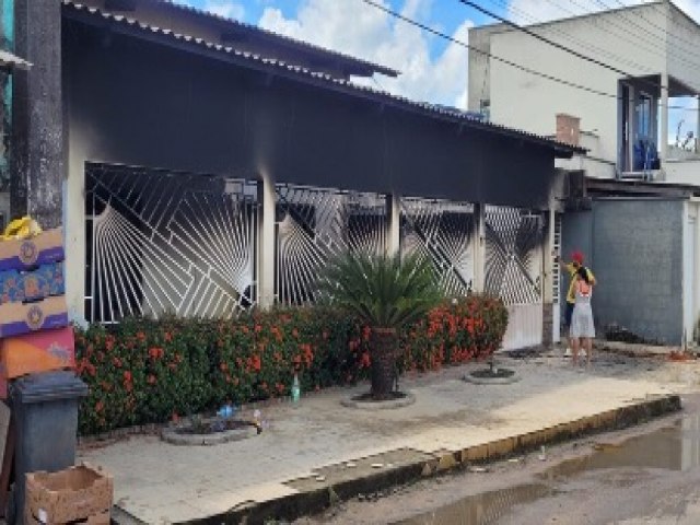 A suspeita  de que um curto-circuito tenha sido a causa de incndio que destruiu casa no bairro do Remanso