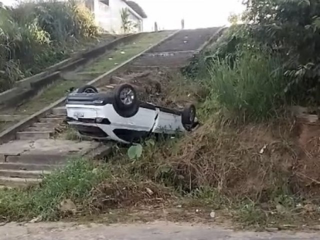 Veculo perde o controle e capota em Cruzeiro do Sul