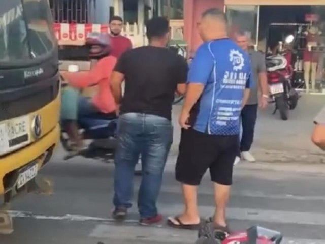 Motorista de nibus Escolar  agredido aps acidente em frente ao Hospital do Juru