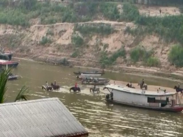 Cavaleiros Atravessam Rio Amnia a P Devido  Seca