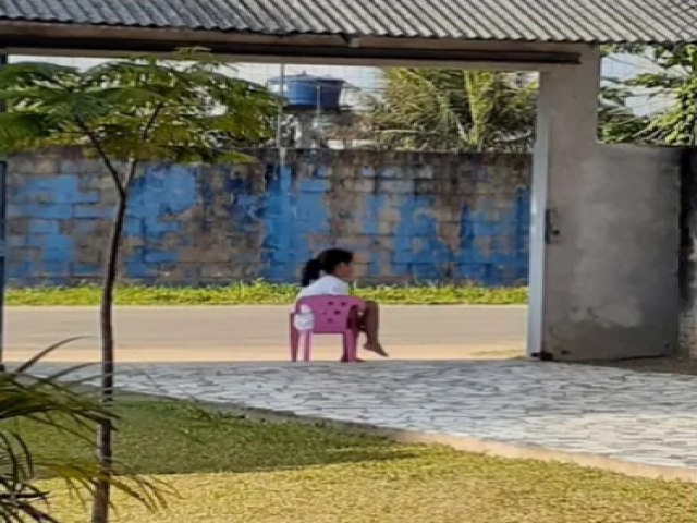 Cachorrinho desaparece, e criana se senta todos os dias na frente de casa  espera do pet em Cruzeiro do Sul