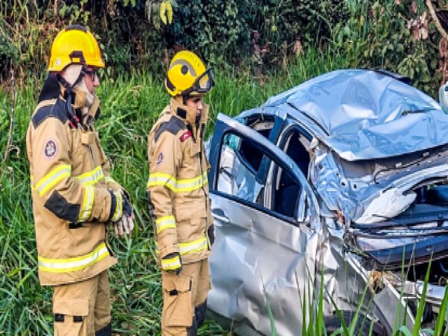 Homem  resgatado aps capotar carro e ficar preso s ferragens na BR-364