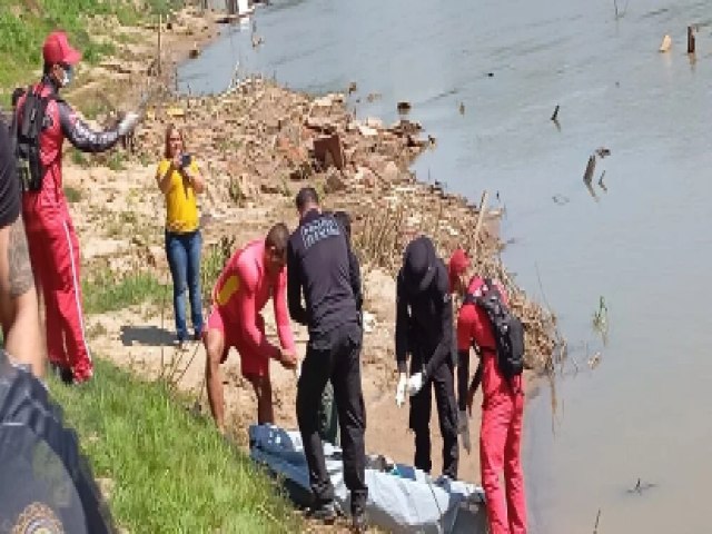 Corpo de homem  encontrado boiando s margens do Rio Acre