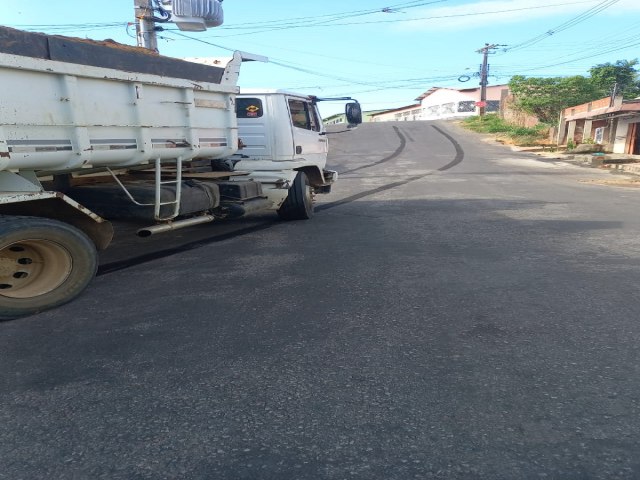 Caminho desce de r e atinge dois carros estacionados em Cruzeiro do Sul