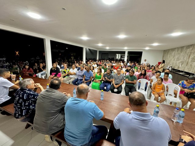 Quase quinhentos jovens comparecem  residncia do Z Luiz para dialogarem sobre poltica